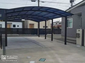 玄関からすぐに乗り込める駐車スペース[施工後]