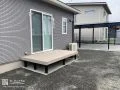 南側のお庭へ気軽に行き来できるウッドデッキ
