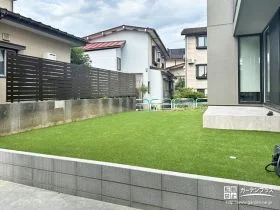緑が爽やかな人工芝のお庭[施工後]