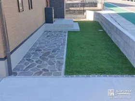 華やかな乱形石がポイントのアプローチ[施工後]