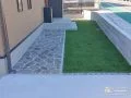 華やかな乱形石がポイントのアプローチ