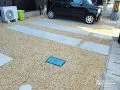 轍状にコンクリートを打った駐車スペース