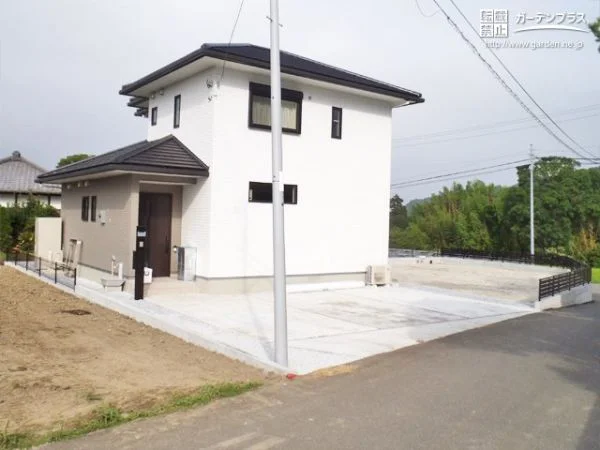 しっかりとした基礎と構造のRC擁壁が安心感のある新築外構