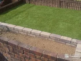 程よいサイズ感の中庭の花壇[施工後]