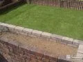 程よいサイズ感の中庭の花壇