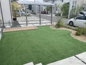 清潔に保てお子様が安心して遊べる主庭の人工芝敷設工事