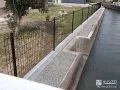 川への転落防止のためのメッシュフェンス