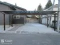 水平のラインが広がる3台分のカーポート