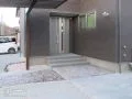 差し色の化粧砂利で穏やかな雰囲気の玄関まわり