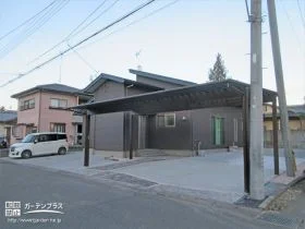 敷地面積にふさわしい大きなカーポートを構えた新築外構