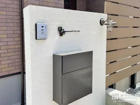 ステンドガラスの表札がポイントの塗装門柱[施工後]