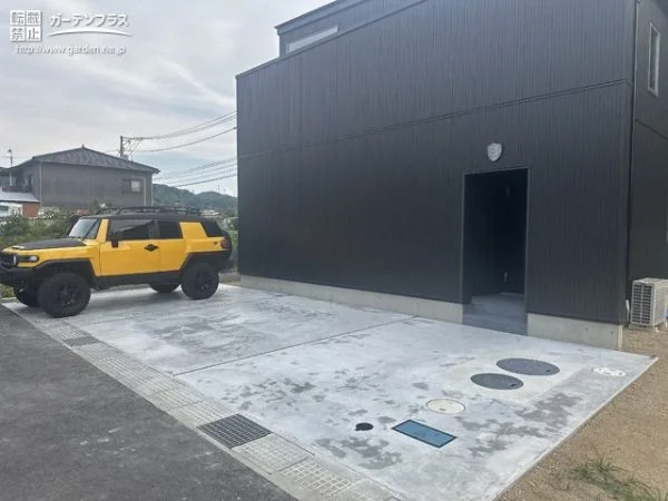 無機質な素材感が建物を引き立てる新築外構