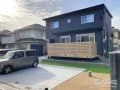 広いオープンスペースを活かしたナチュラルモダンな新築外構