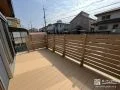 幅・奥行きが広くフェンスを付けても日当たりがよいウッドデッキ