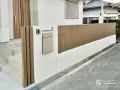 柔らかな木目調のフェンスを組み合わせた塗装塀