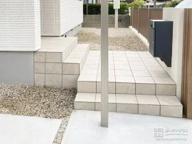 ホワイトタイルが洗練された仕上がりの玄関ポーチ[施工後]