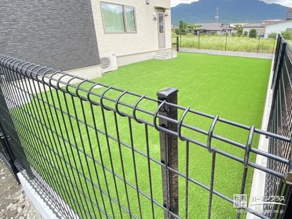 ワンちゃんが心地よく遊べる人工芝のお庭