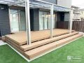 ゆったりとした段床付きのウッドデッキ