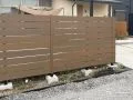 お庭のプライバシーを守る木目調の目隠しフェンス