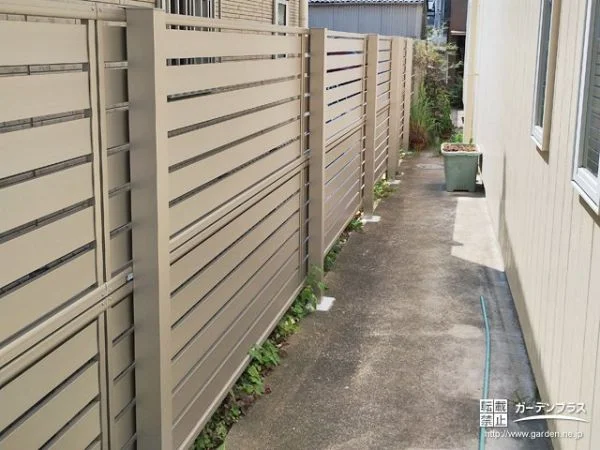 No.23344 お住まいのプライバシーを守るスタイリッシュな目隠しフェンス設置工事[施工後]