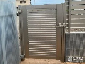 フェンスと合わせた横スリット入りの片開き門扉[施工後]
