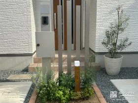 温かく家族を迎える玄関前のポールライト[施工後]