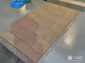 ファサードに温かみをもたらすアプローチ[施工後]