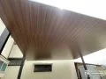 心地よい温もりをもたらす木目調のカーポート