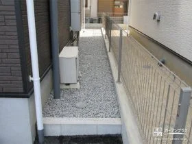 建物周りを清潔に保てるようになった防草シートと砂利の敷設工事
