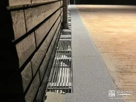 サッシと高さを合わせたコンクリートデッキ[施工後]