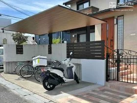上質な木目調デザインのカーポート[施工後]