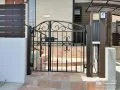 抜け感や軽やかさを演出するナチュラルな鋳物門扉