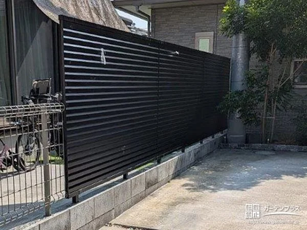 隣地境界の目隠しを兼ねられる横パネルフェンス設置工事
