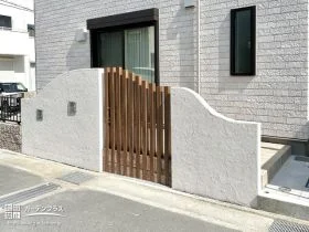 目隠し塀にもおおらかな洋風デザインテイストをプラス[施工後]