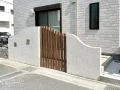 目隠し塀にもおおらかな洋風デザインテイストをプラス