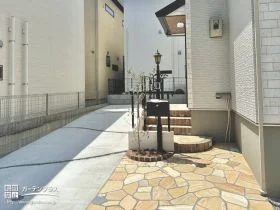 お住まいの白い外壁が明るく映える洋風新築外構