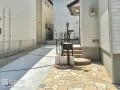 お住まいの白い外壁が明るく映える洋風新築外構