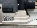 ポーチと同じタイルを使ったアプローチ階段