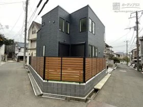 お庭を囲むように設置した木目調フェンス[施工後]