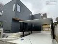 カーポートのシンプルなラインが際立つモダンな新築外構