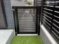 主庭門扉として「YKKAP シンプレオ門扉1型」を施工