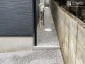犬走りは防草シートと砂利で雑草対策をしました。