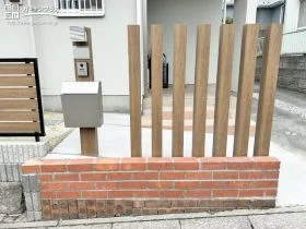 玄関前の目隠しをする抜け感のあるスリットフェンス[施工後]