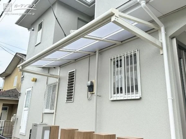 すっきりとした見た目のバルコニー屋根