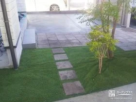 玄関前に緑鮮やかな人工芝を敷設[施工後]