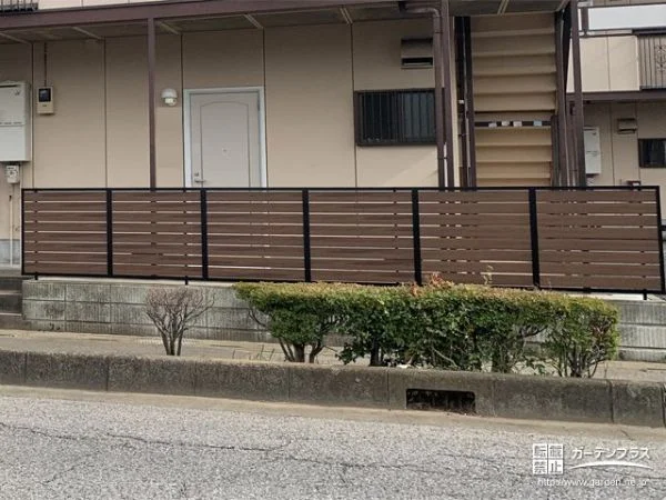 ほどよい目隠し効果を叶える優しい印象の木目調フェンス設置工事