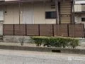 ほどよい目隠し効果を叶える優しい印象の木目調フェンス設置工事
