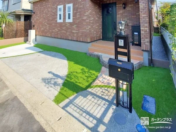人工芝を取り入れた洋風のお住まいに調和する新築外構