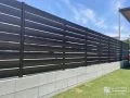 深みのある木目調カラーがモダンな目隠しフェンス