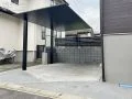 洗練されたカーポートがスタイリッシュな駐車スペース